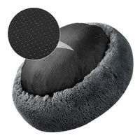 Base antidérapante du lit en peluche pour chat, offrant une stabilité optimale sur toutes les surfaces.