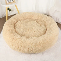 Lit en peluche beige pour chat, offrant confort et chaleur avec un design doux et apaisant.