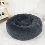 Lit en peluche gris foncé pour chat, idéal pour un confort maximal avec un design élégant.